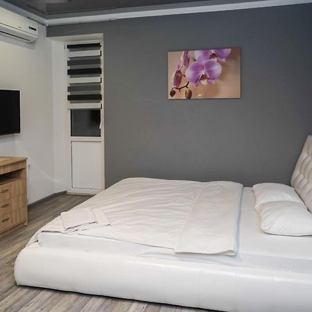 Cozy Apartment In A New Building Close To The Downtown Kyiv Exterior photo